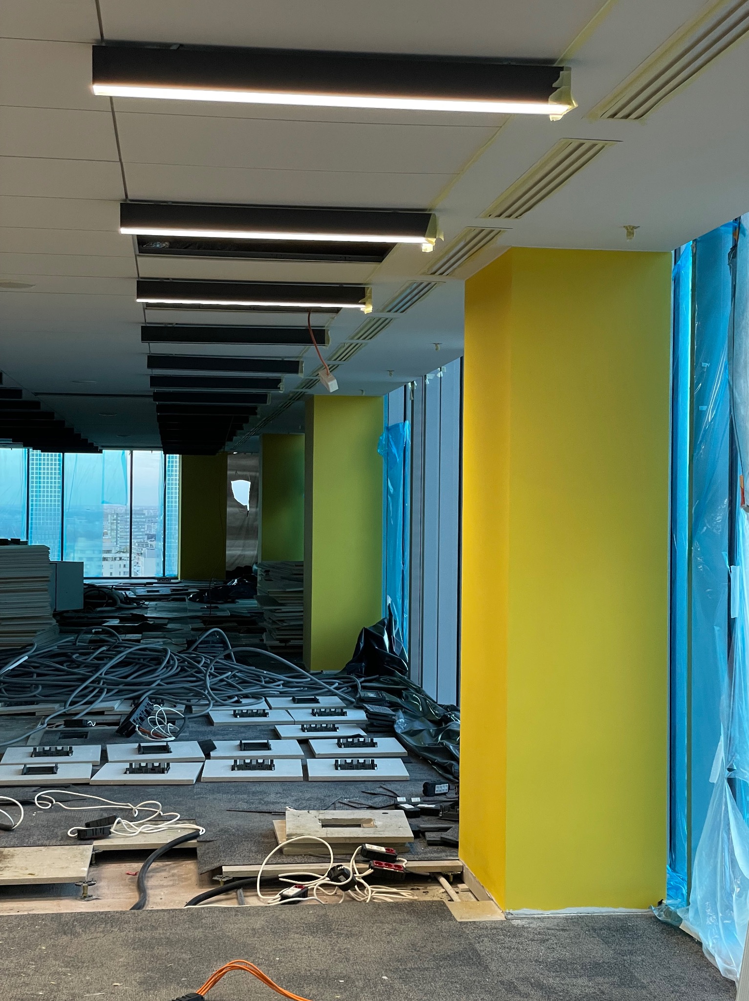 Malowanie słupów oraz sufitu