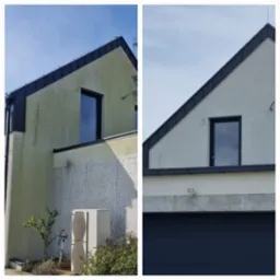 Porównanie elewacji budynku przed i po zabiegu czyszczenia: po lewej stronie zielonkawy nalot, po prawej czysta, biała ściana.