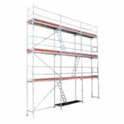 Trzypoziomowe rusztowanie modułowe z drabinkami, platformami roboczymi z czerwonymi krawędziami, na białym tle.