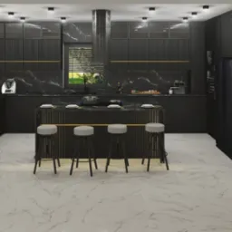Nowoczesna, czarna kuchnia z wyspą i czterema hokerami na tle białej marmurowej podłogi, oświetlona punktowymi lampami sufitowymi.