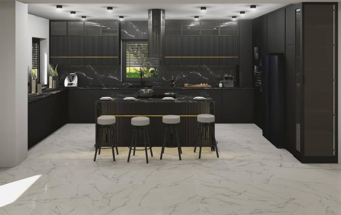 Nowoczesna, czarna kuchnia z wyspą i czterema hokerami na tle białej marmurowej podłogi, oświetlona punktowymi lampami sufitowymi.