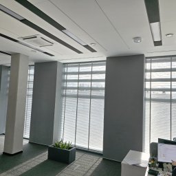 ZPHU BARTEK - Biuro z aluminiowymi żaluzjami poziomymi w oknach, widoczne stanowiska pracy z pracownikami.