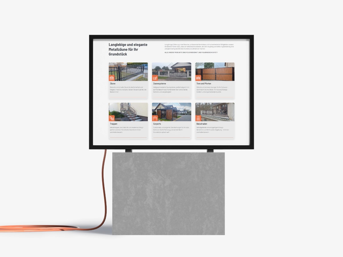 Ekran monitora prezentujący ofertę firmy z zakresu metalowych ogrodzeń, bram, schodów, balustrad i carportów. Widoczne przykładowe zdjęcia produktów i krótkie opisy w języku niemieckim.