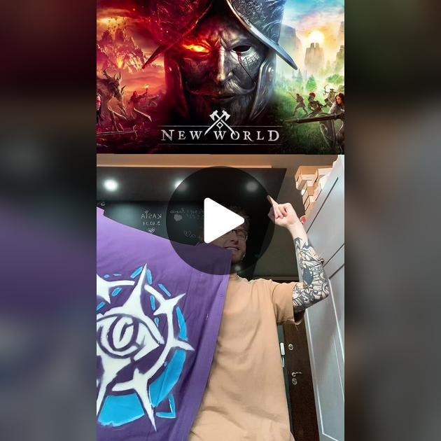 Filmik shortowy z Dąbrowy Górniczej przedstawiający mężczyznę na tle plakatu gry New World, trzymającego fioletowy materiał z logo gry, z nałożonym przyciskiem odtwarzania.