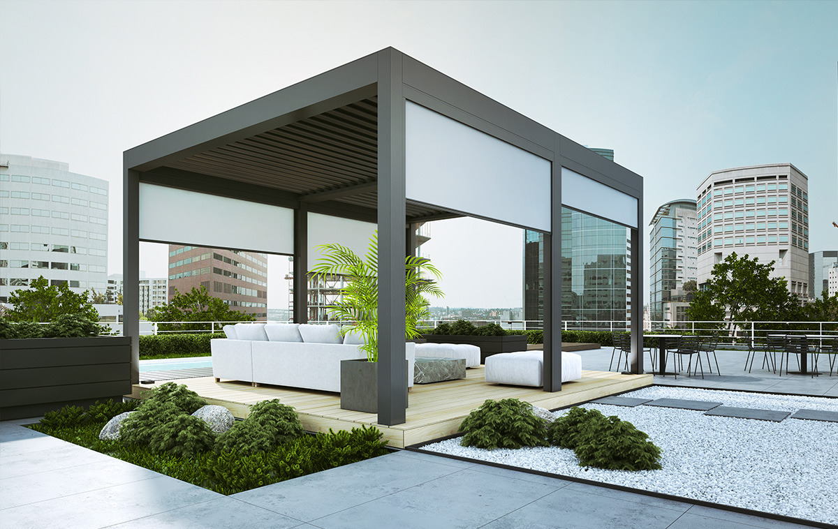 Nowoczesna pergola metalowa z roletami przeciwsłonecznymi na tarasie z widokiem na miasto, z drewnianą podłogą, białymi meblami ogrodowymi i roślinami ozdobnymi.