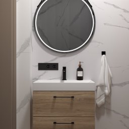 PAVEL TSYDZIK - Nowoczesna łazienka z okrągłym lustrem LED zawieszonym na pasku, umywalką z szafką z dwoma szufladami o drewnianym wykończeniu, czarną armaturą i marmurowymi płytkami.