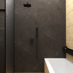 Nowoczesna łazienka z czarnymi marmurowymi płytkami, drewnianą okładziną, minimalistyczną baterią prysznicową i wanną, uzupełniona o czarną półkę z dekoracyjnymi butelkami.