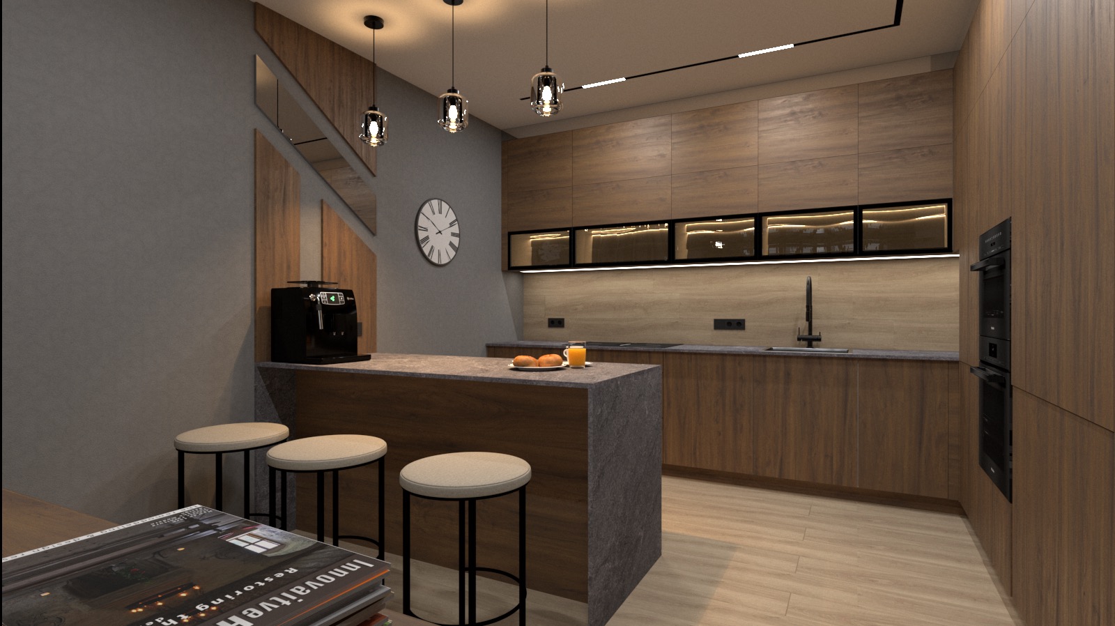 Nowoczesna kuchnia z drewnianymi frontami, wyspą z szarym blatem, trzema hokerami, ekspres do kawy i wiszącymi lampami. Na blacie owoce i sok. Na ścianie zegar.
