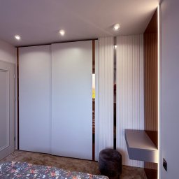 SZYMON PRUS DESIGN - Nowoczesna szafa przesuwna z białymi frontami i dekoracyjnymi panelami ściennymi w sypialni. Realizacja z Wyszogrodu z subtelnym oświetleniem LED.