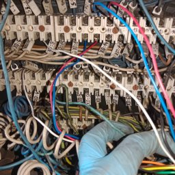 KJ-ster Elektro-serwis - Skrzynka sterownicza przed i po modernizacji.