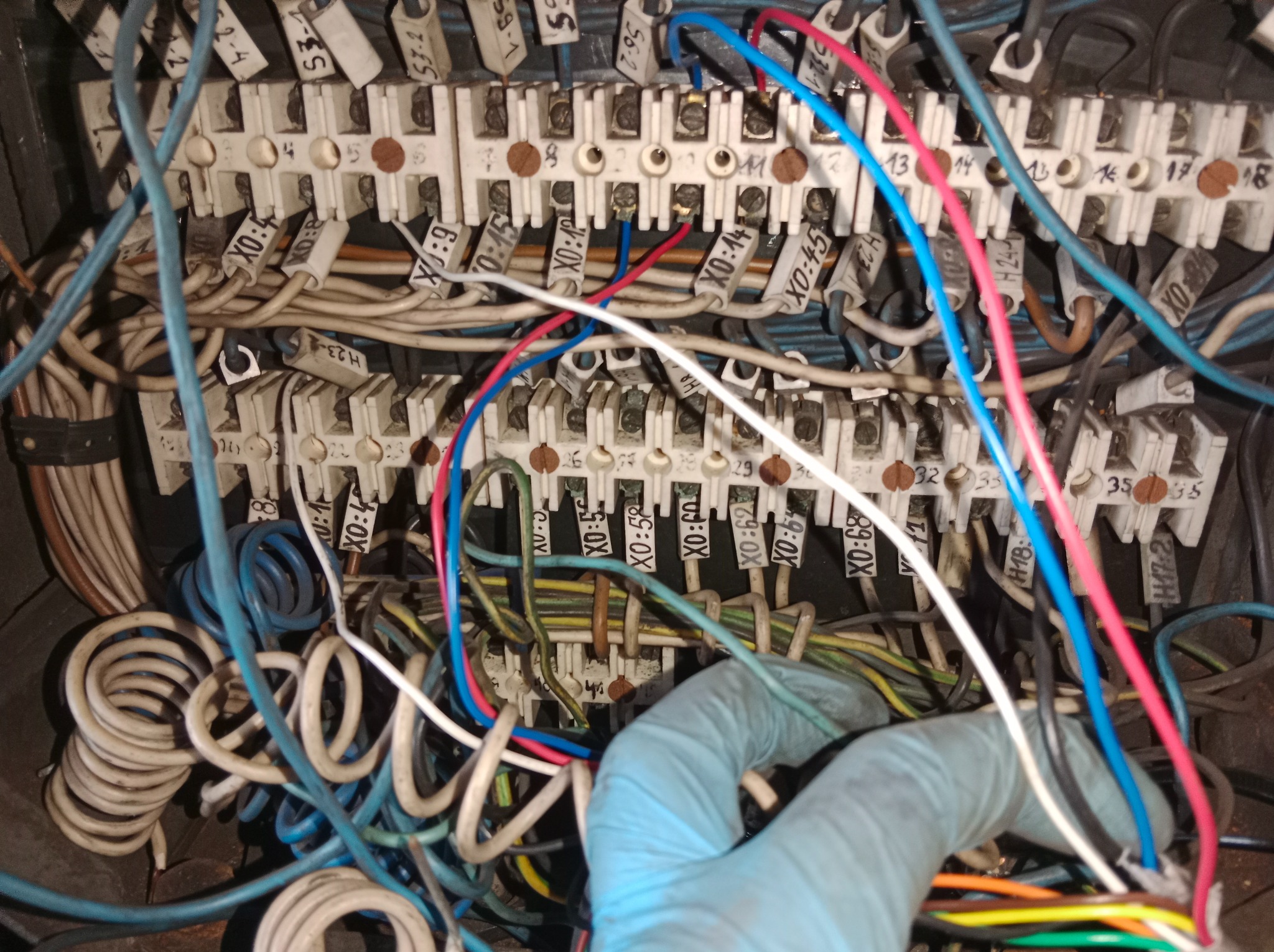 Skrzynka sterownicza przed i po modernizacji.