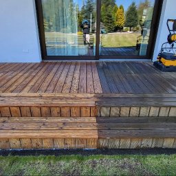 EXOWOOD Kamil Olechowski - Czyszczenie drewnianego tarasu schodkowego z użyciem myjki ciśnieniowej; widoczna różnica między wyczyszczoną a nieczyszczoną częścią tarasu.