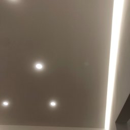 Sufit podwieszany z oświetleniem – sufit, który zmienia całe wnętrze. Zrobiony tak, żeby wyglądało to nowocześnie, a do tego z wbudowanym oświetleniem, które dodaje klimatu.