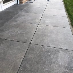 Położone porządnie, żeby wytrzymały wszystkie warunki pogodowe. Zależało mi, żeby było solidnie, ale też ładnie. Taras to miejsce, które ma służyć przez lata, więc starałem się zrobić to tak, żeby nic nie odchodziło, a wszystko wyglądało naturalnie.