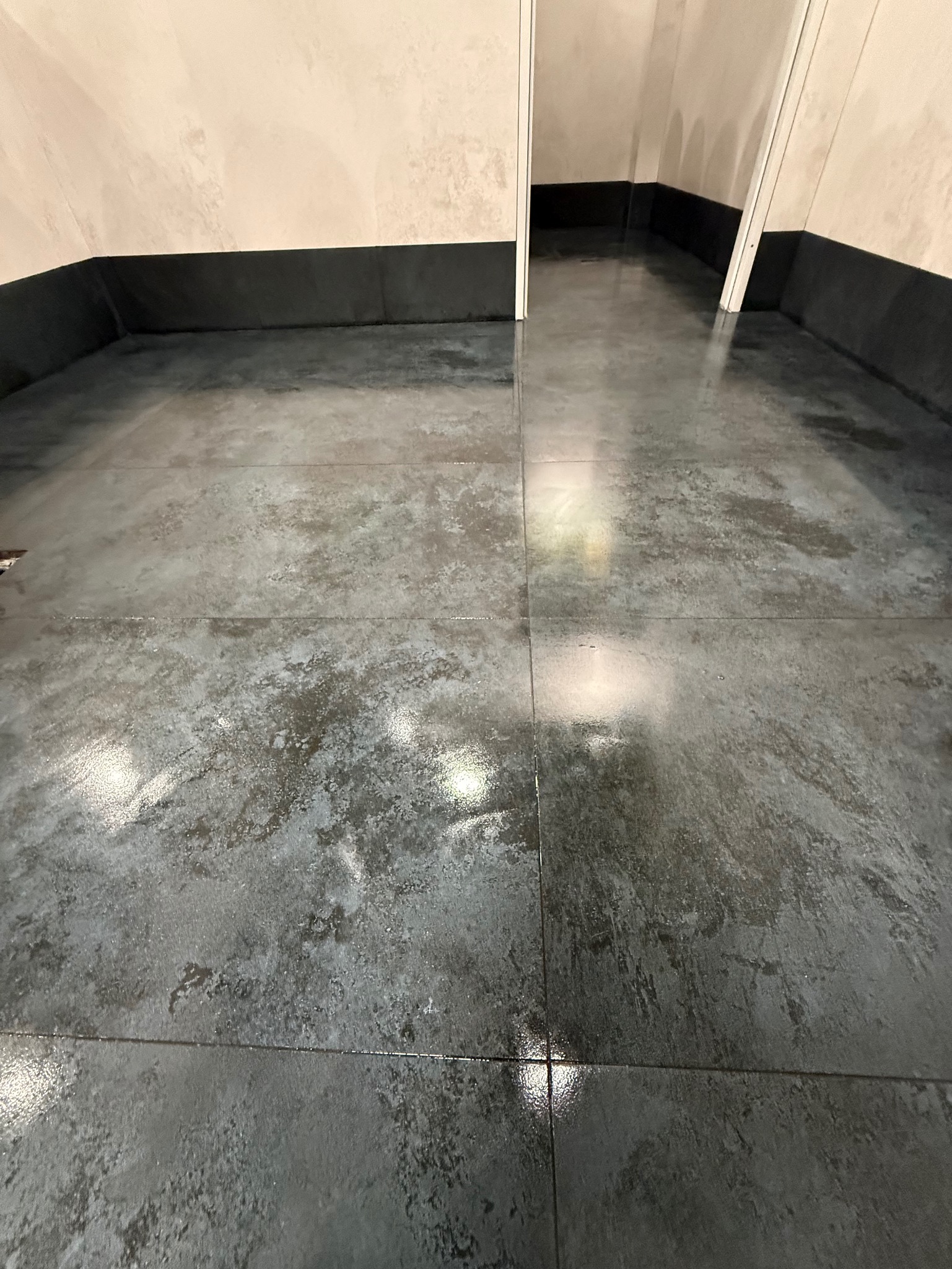 Ułożyłem płytki w łazience, wszystko prosto i równo. Staram się, żeby efekt był nie tylko estetyczny, ale i trwały.