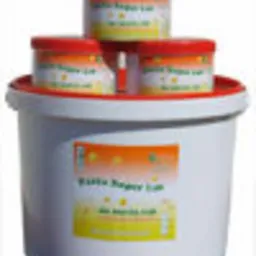 Plastikowe opakowanie zbiorcze z trzema mniejszymi pojemnikami past BHP wewnątrz, z pomarańczowo-żółtą etykietą i czerwonymi wieczkami, ustawione w piramidę na białym tle.