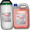 Dwa pojemniki z tworzywa sztucznego z etykietami 'SOFT CREAM', jeden biały z zieloną pokrywą, drugi różowy z niebieską. Widoczne uchwyty do przenoszenia. Tło białe.
