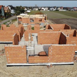 Budowa dwóch budynków parterowych.