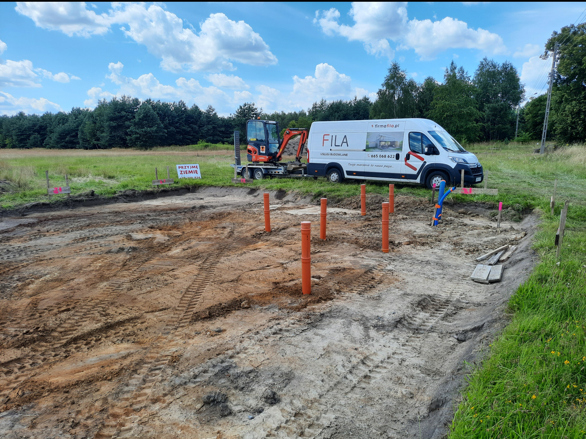 Roboty ziemne, przygotowanie terenu pod budowę płyty fundamentowej.