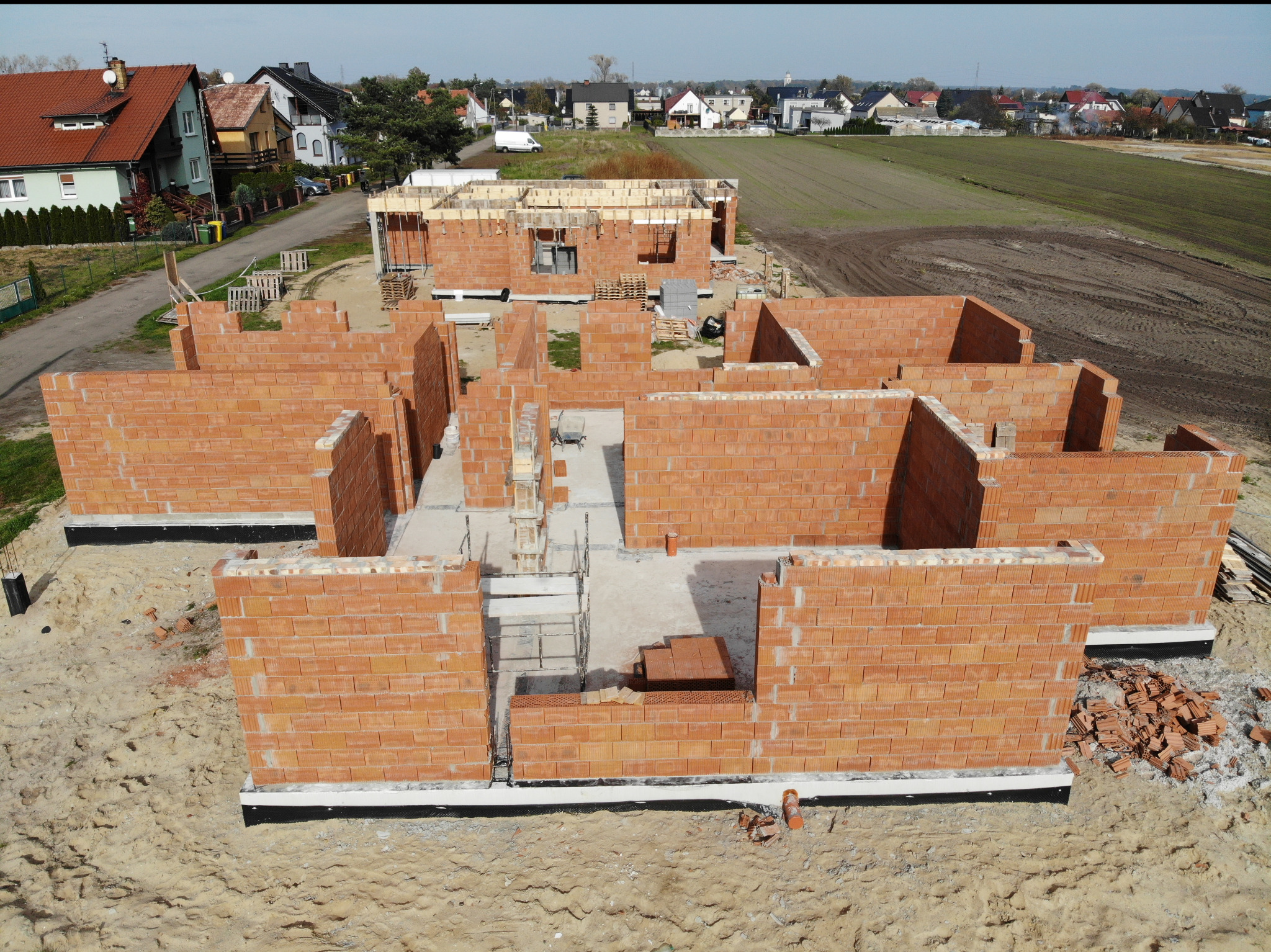 Budowa dwóch budynków parterowych.