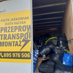 Piotr Jaśkowiak Złota Rączka - Wnętrze busa transportowego wypełnione workami i rowerem, widoczny numer telefonu firmy Piotr Jaśkowiak Złota Rączka oferującej przeprowadzki, transport i montaż.