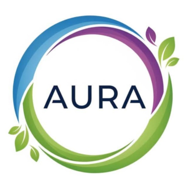 Abstrakcyjne logo 'AURA' z elementami roślinnymi i gradientem kolorów (błękit, fiolet, zieleń). Okrągła kompozycja, nowoczesny design.
