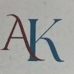 Logo AK z bordową literą A nachodzącą na niebieską literę K na białym tle. Prosty, elegancki design.