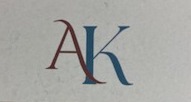 Logo AK z bordową literą A nachodzącą na niebieską literę K na białym tle. Prosty, elegancki design.
