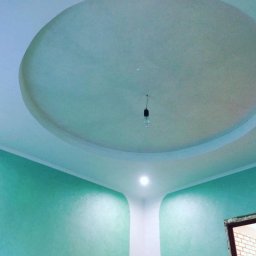HORIZON VITALII VDOVYCHENKO - Wykończone wnętrze w Częstochowie: okrągłe podwieszane sufity z oświetleniem i pomalowane ściany w odcieniach zieleni. Widoczne detale wykończeniowe.