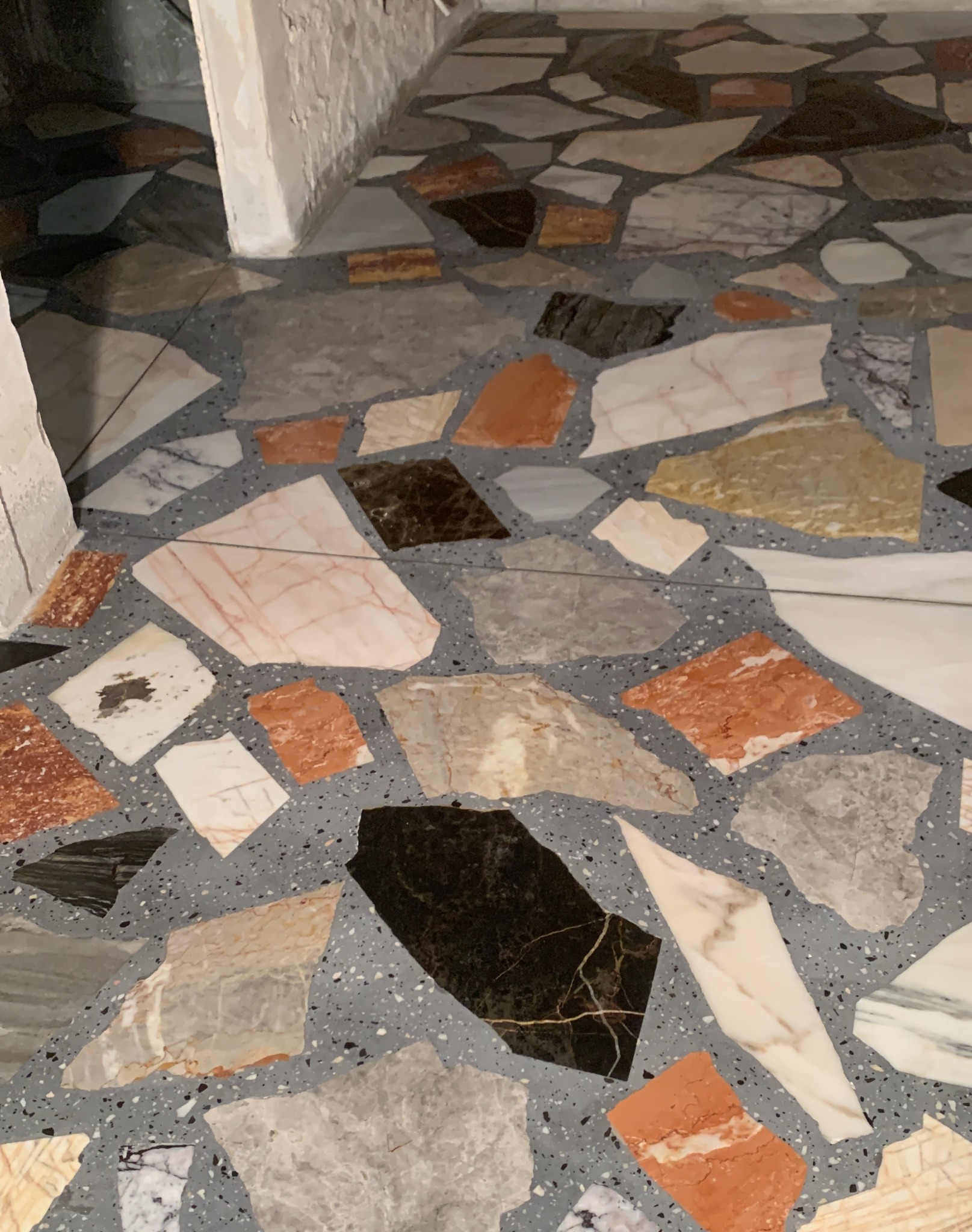 podłoga marmurowo lastrykowa