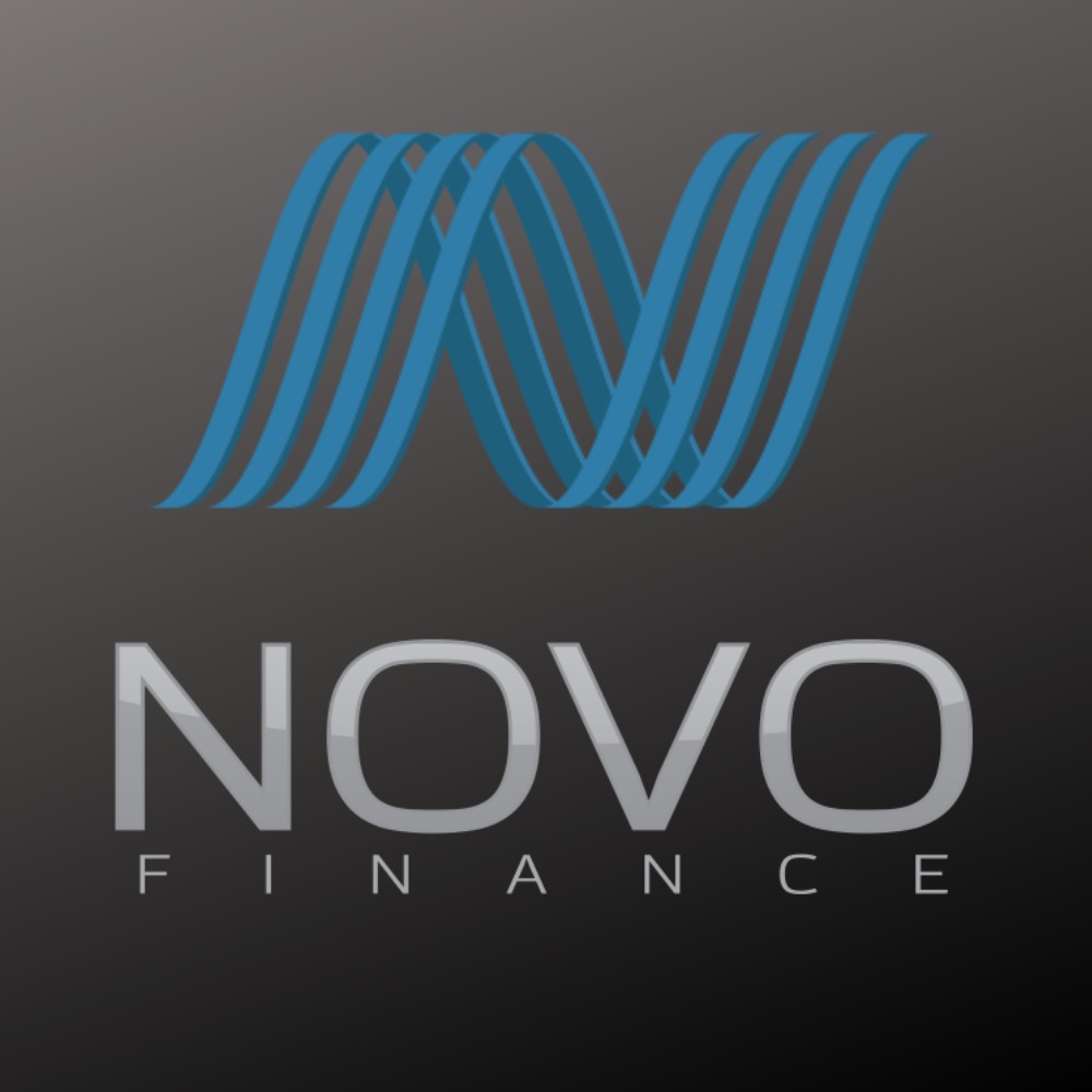 Logo firmy Novo Finance: stylizowana litera N utworzona z niebieskich wstęg, pod nią srebrny napis 'NOVO' i mniejszy 'FINANCE' na szarym tle.