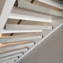 Oblozone schody drewniane wykladzina dywanowa na podkladzie firmy Uzin Sing2 .Obszycie krawedzi wykladziny sa wykonane w systemie zwanym BLIND STITCH