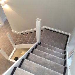 Montaz wykladziny w systemie podwojne klejenie i schody z tasma po bokach 45mm w systemie napinanie .