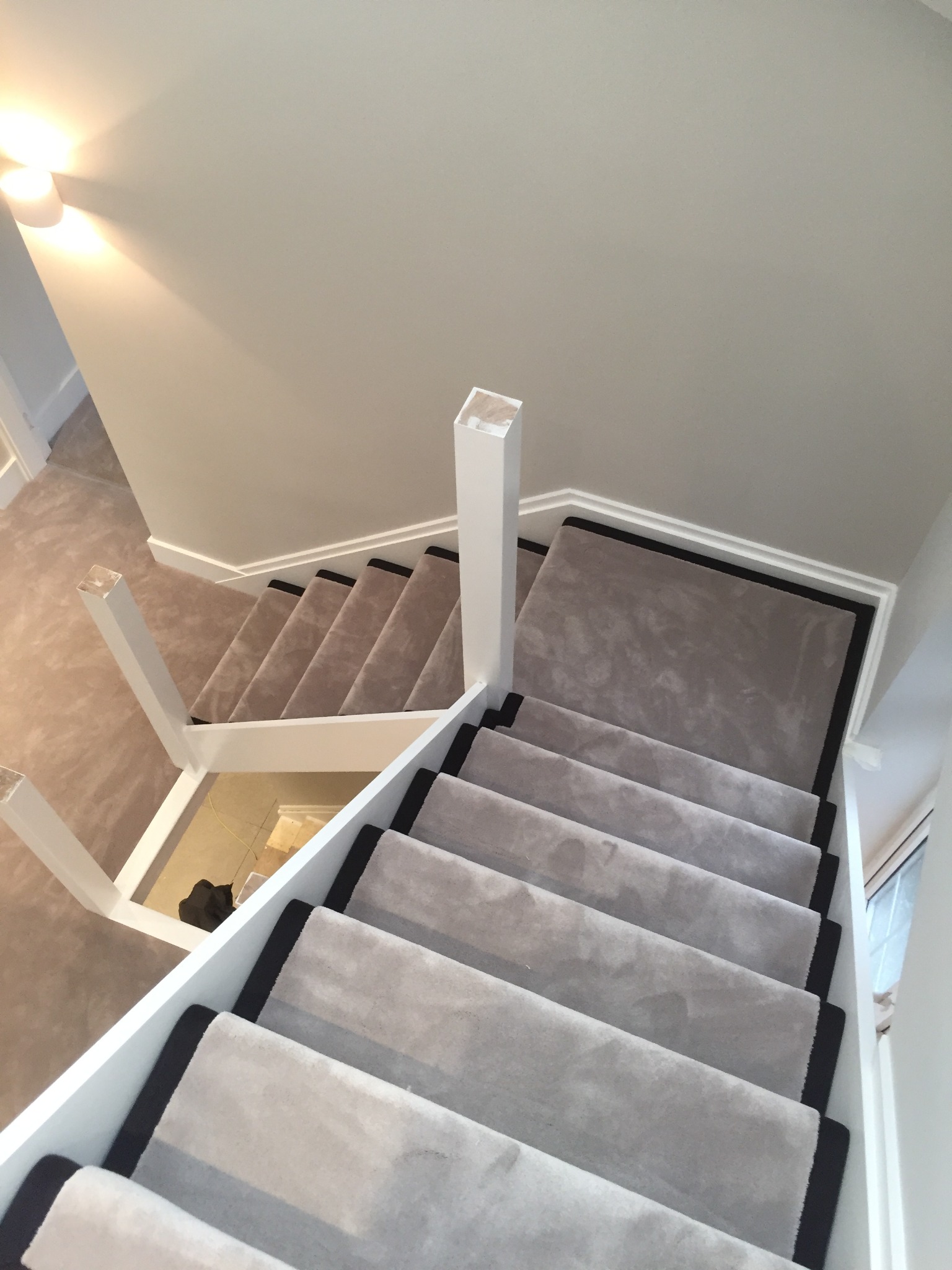 Montaz wykladziny w systemie podwojne klejenie i schody z tasma po bokach 45mm w systemie napinanie .