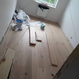 Montaż paneli na kleju