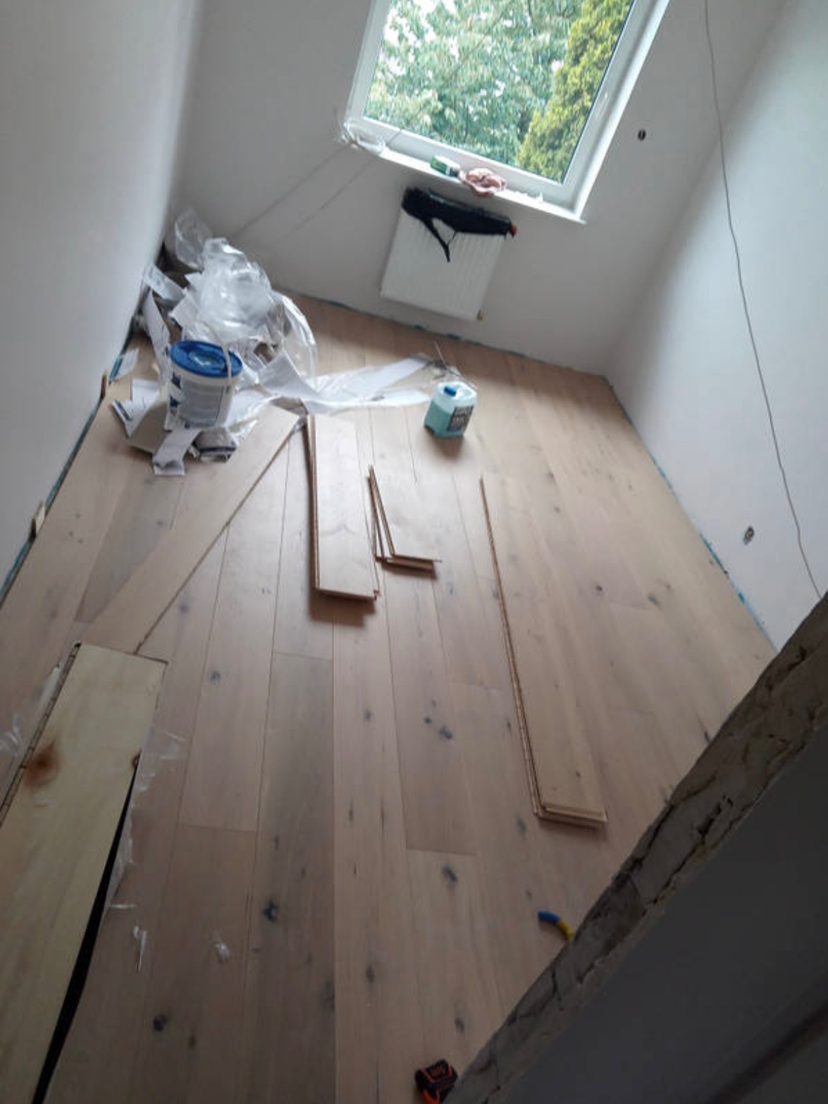 Montaż paneli na kleju