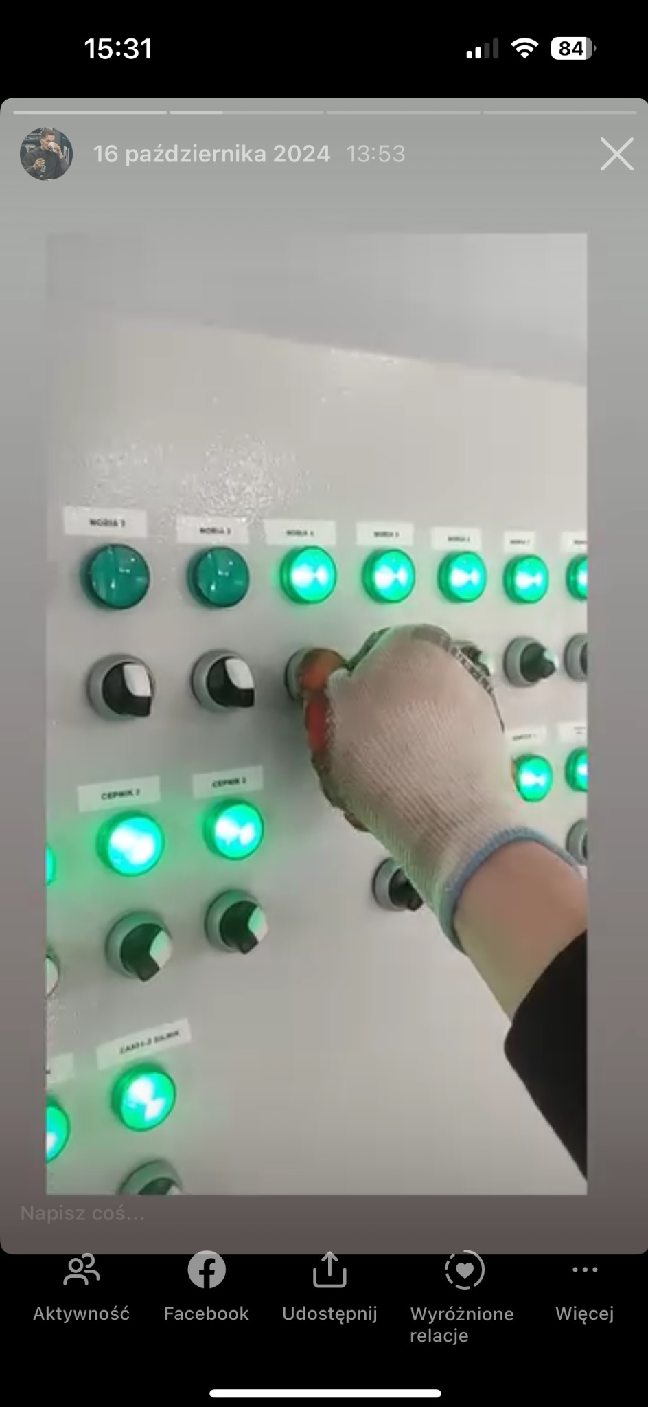 Operator w rękawicy ochronnej przełącza przełącznik na panelu sterowania z zielonymi lampkami sygnalizacyjnymi, opisane przyciskami NORIA i CEPIK.