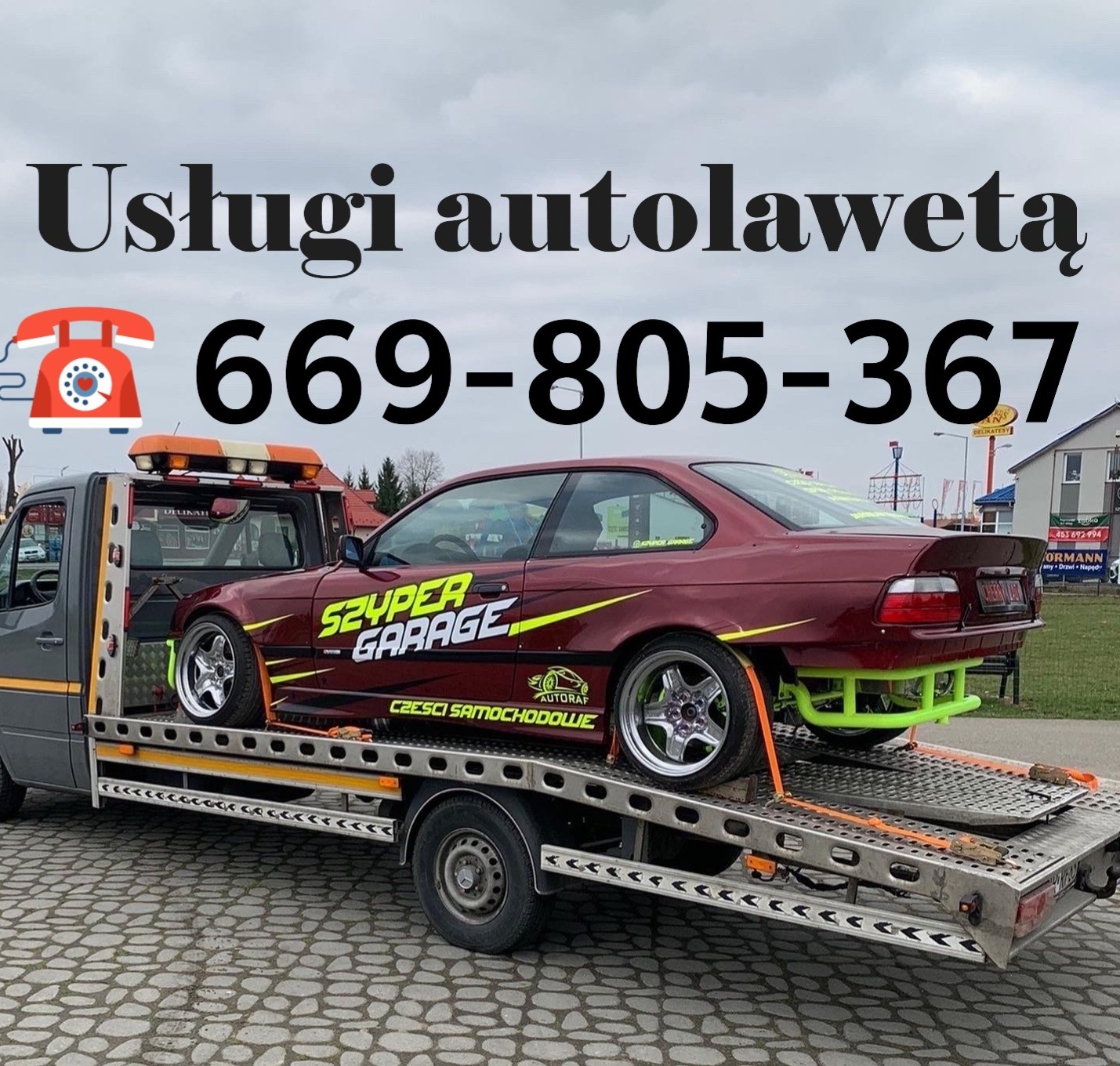 Autolaweta z czerwonym BMW E36 z neonowymi akcentami, numer telefonu i napis 'Usługi autolawetą' na tle nieba. Specjalistyczny transport pojazdów.