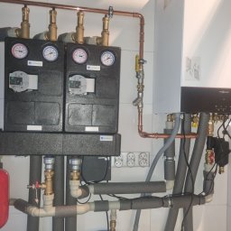 Kotłownia dwa obiegi bezpośrednie ogrzewania podłogowego. Dom o powierzchni 240 m2. 