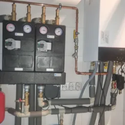 Kotłownia dwa obiegi bezpośrednie ogrzewania podłogowego. Dom o powierzchni 240 m2.