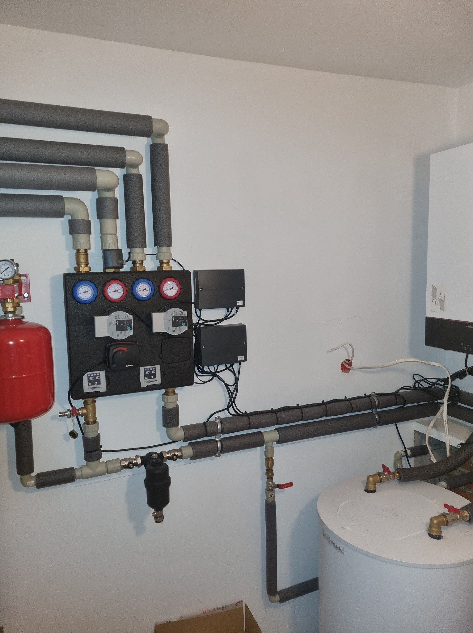 Kotłownia. Dwa obiegi grzewcze. Kocioł gazowy Viessmann.