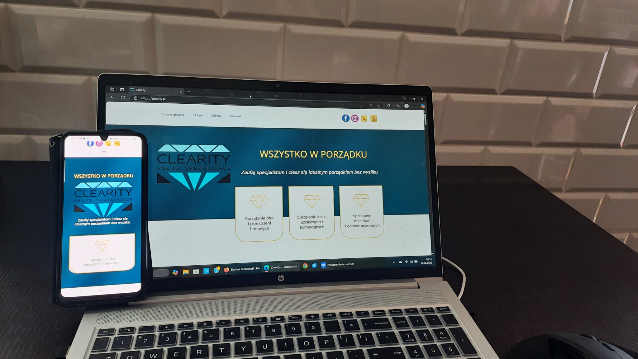 Strona WWW firmy sprzątającej z Gdańska na laptopie i smartfonie. Widoczne logo i oferta: sprzątanie biur, lokali, mieszkań. Prezentacja identyfikacji wizualnej.