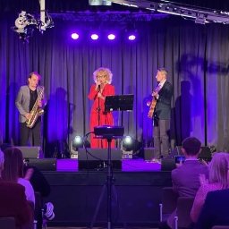 Gentle Jazz Trio to trójka przyjaciół, których połączyła miłość do jazzu, soulu i dobrego popu, „czarny” głos wokalistki Ewy Nawrot, subtelna gitara jazzowa Macieja Flaczyńskiego oraz charyzmatyczny, „progresywny” saksofonista tenorowy Paweł Rogoża.