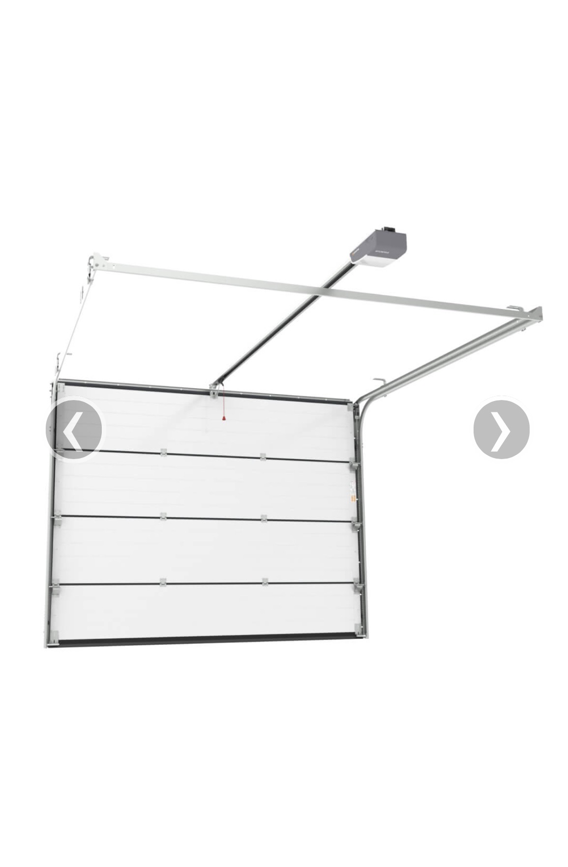 Biała segmentowa brama garażowa z automatycznym napędem, widoczna w pozycji otwartej z mechanizmem sufitowym.