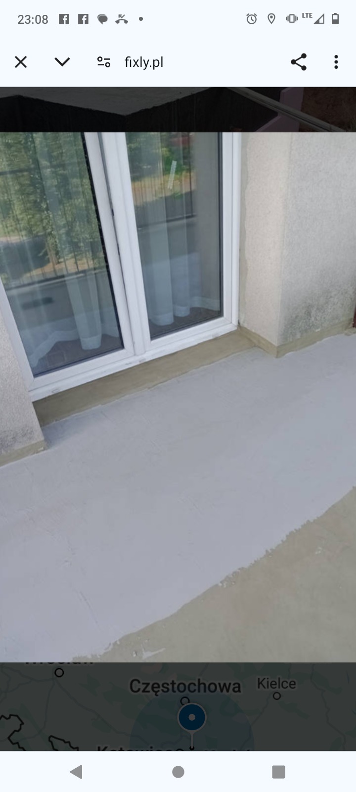 Świeżo zaizolowany fundament przy oknie tarasowym, widoczna szara powłoka hydroizolacyjna.