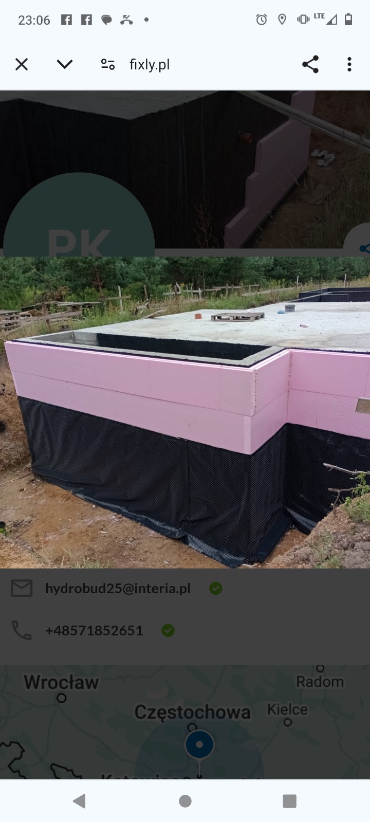 Fundament budynku w trakcie izolacji, zabezpieczony czarną folią i różowym styropianem, widoczny wykop i otaczająca roślinność.