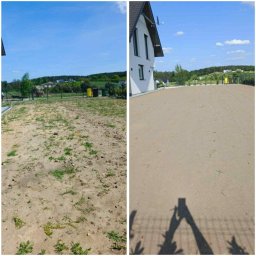 GARDEN USŁUGI OGRODNICZE GRZEGORZ TYMURA - Zdjęcie 'przed i po' niwelacji terenu pod ogród, z widocznym budynkiem w tle i cieniem osoby robiącej zdjęcie. Po prawej wyrównana ziemia, po lewej teren z chwastami.