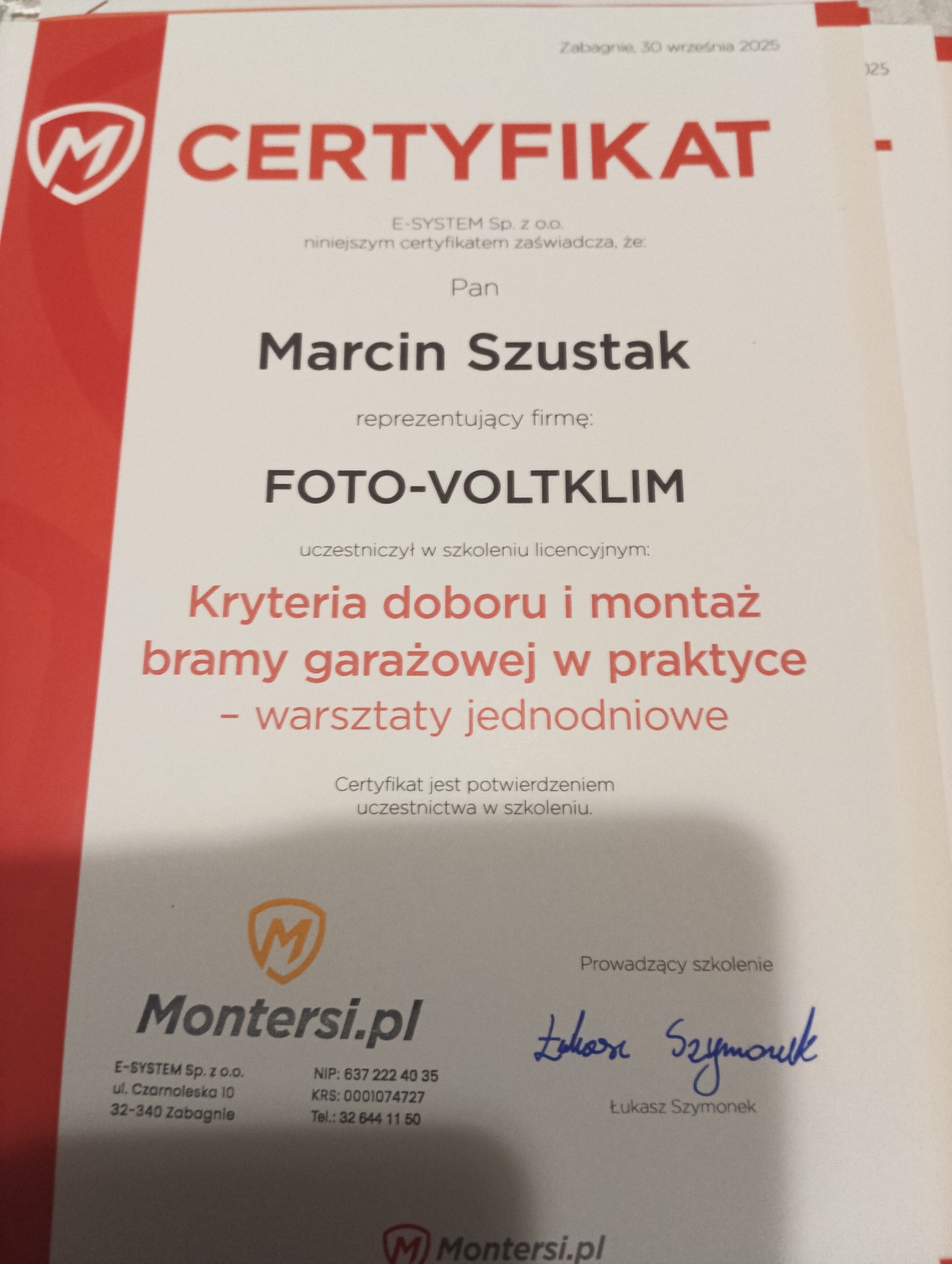 Certyfikat dla Marcina Szustaka z FOTO-VOLTKLIM za szkolenie z kryteriów doboru i montażu bram garażowych, wydany przez Montersi.pl, z podpisem Łukasza Szymonka.