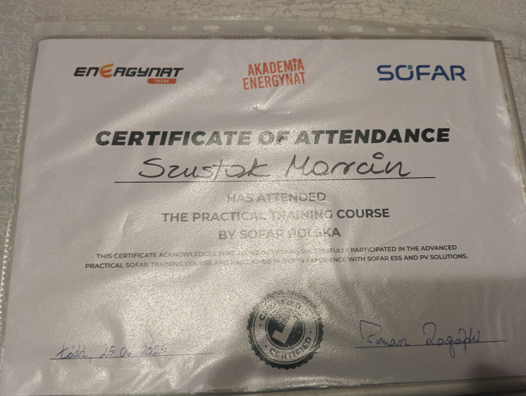 Certyfikat ukończenia kursu praktycznego SOFAR ESS i PV Solutions dla Szustak Marcin, potwierdzający zdobytą wiedzę i doświadczenie w zakresie instalacji fotowoltaicznych.