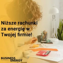 Kobieta analizuje rachunki za energię przy biurku z kalkulatorem i lampką, tekst 'Niższe rachunki za energię w Twojej firmie!' nałożony na zdjęcie.